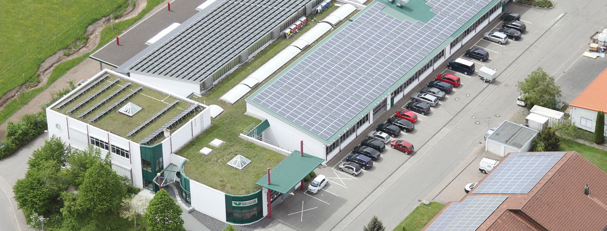 Das Firmengebäude der Brugger Magnetsysteme ist auf dem Dach fast vollständig mit einer Fotovoltaikanlage bestückt. Nur zwei kleine Dachflächen sind begrünt.