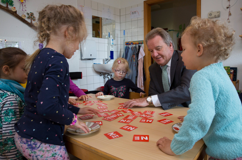 Umweltminister Untersteller spielt Memo-Lernspiel mit Kindern des Wurzelkindergarten Steinenbronn