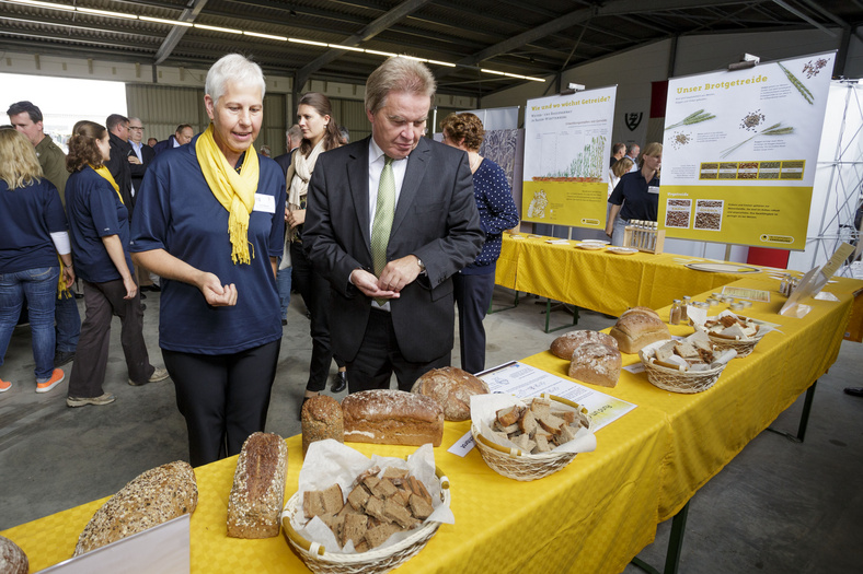 Brotausstellung: Minister Untersteller schaut sich zusammen mit einer Frau verschiedene Brote an. 