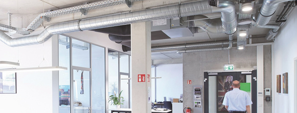 Blick in die Büros der Heidelberg iT: Durch die Klimarohre wird die erwärmte Luft aus dem Servergebäude nachts in die Büroräume eingeblasen.
