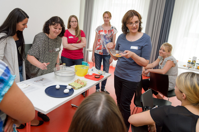 Karin Rupprecht erklärt ihren Workshop-Teilnehmenden etwas, welche sich um sie herum angesammelt haben