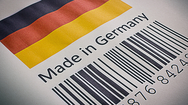 Auf einem Etikett ist die Fahne von Deutschland, Made in Germany und ein Barcode aufgedruckt.