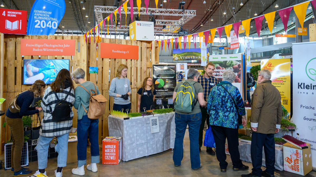 Menschen informieren sich am Stand von Foodsharing und FÖJ.