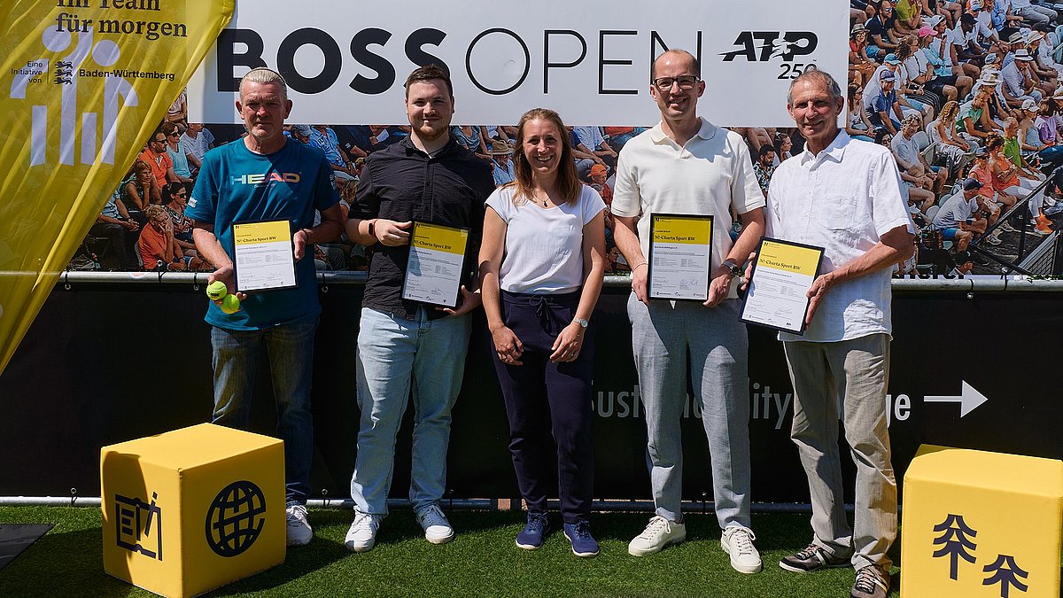 Die Vertreter der neuen N!-Charta Vereine – jeweils mit ihren Urkunden in den Händen – stehen mit der Vertreterin des Umweltministeriums zu einem Gruppenbild zusammen.