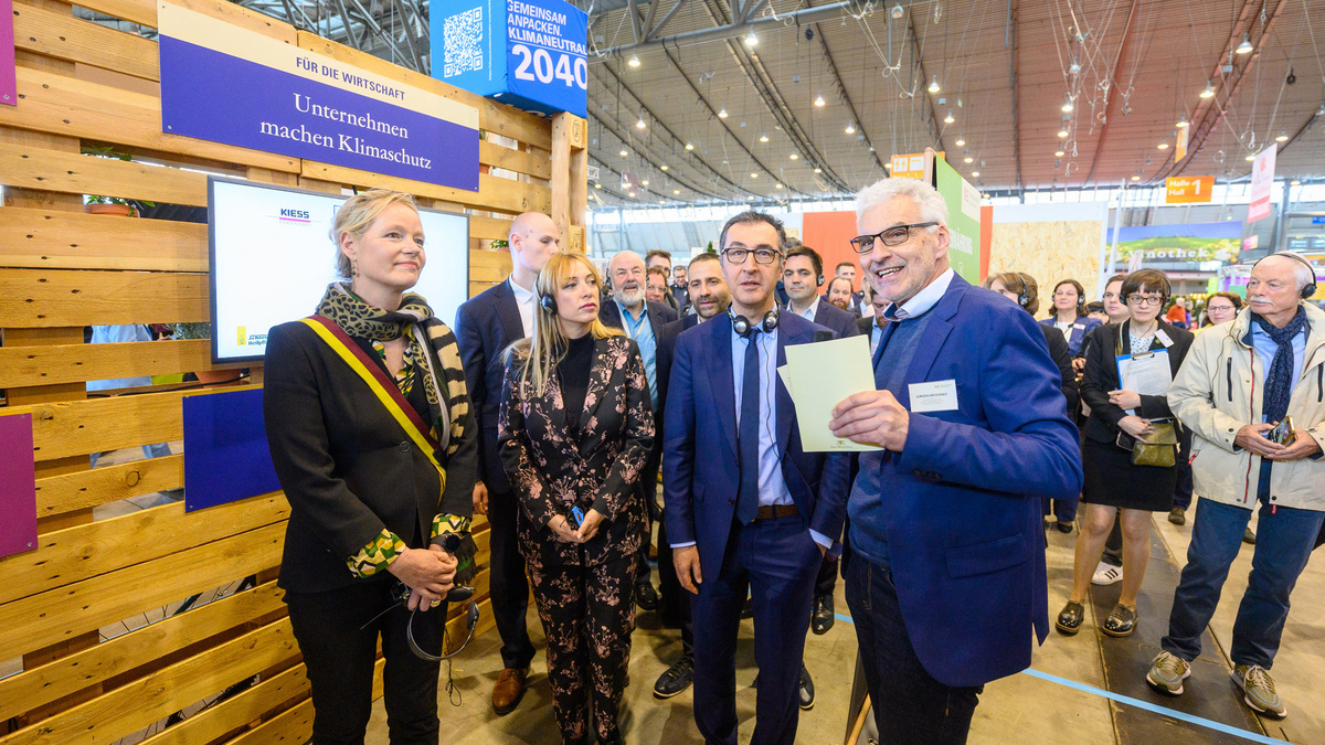 Bundeslandwirtschaftsminister Cem Özdemir, Umweltministerin Thekla Walker, die albanische Landwirtschaftsministerin Frida Krifca sowie weitere Besucher der Messe Fairhandeln besuchen bei Ihrem Rundgang den Stand der Nachhaltigkeitsstrategie Baden-Württemberg.