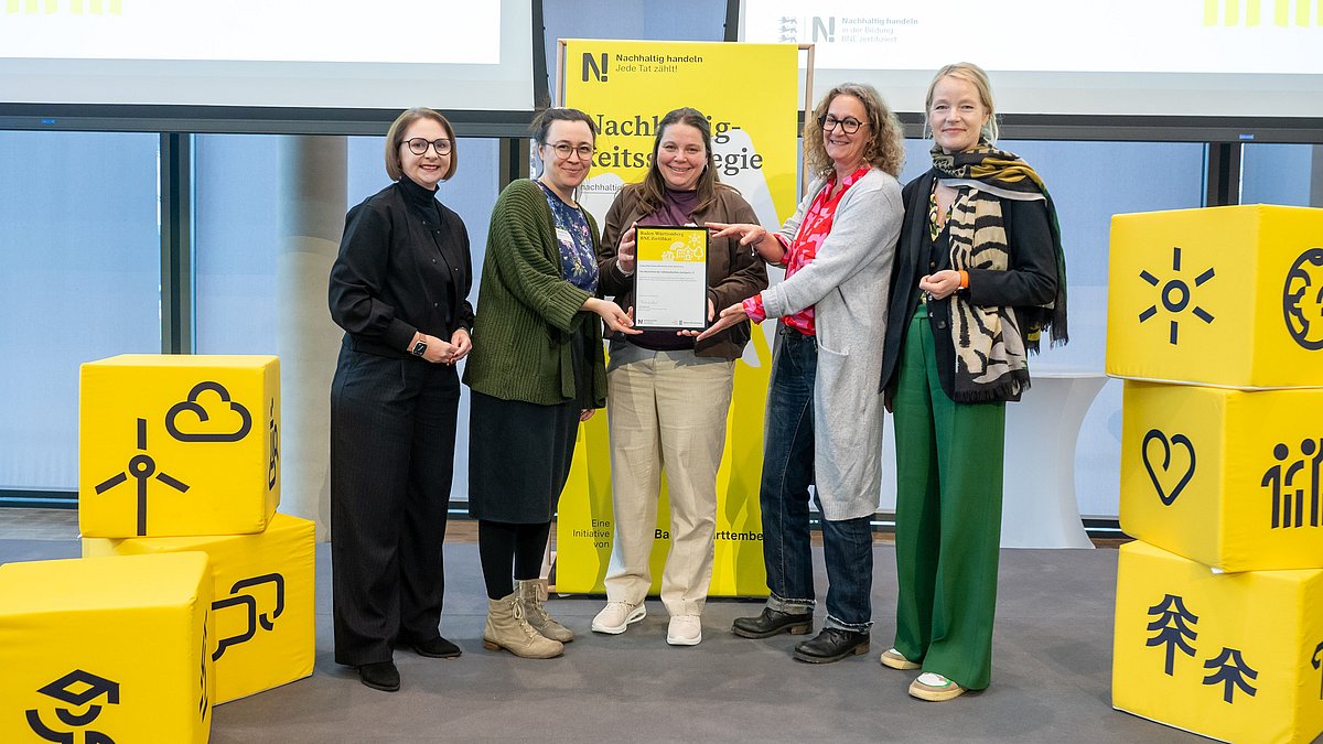 Vertreterinnen der vhs ökostation der volkshochschule stuttgart e. V. mit Umweltministerin Thekla Walker und Kultusstaatssekretärin Sandra Boser bei der Übergabe der BNE-Zertifizierung.