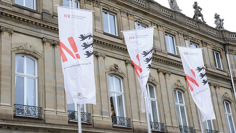 Fahnen der Nachhaltigkeitsstrategie Baden-Württemberg wehen vor dem Neuen Schloss in Stuttgart.