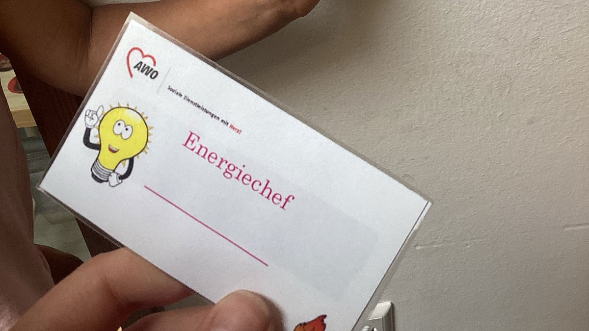 Ein Kind übernimmt regelmäßig die Rolle des „Energiechefs“ und achtet darauf, dass Strom, Wasser und Heizung bewusst genutzt werden (z. B. Licht ausschalten, richtig lüften).
