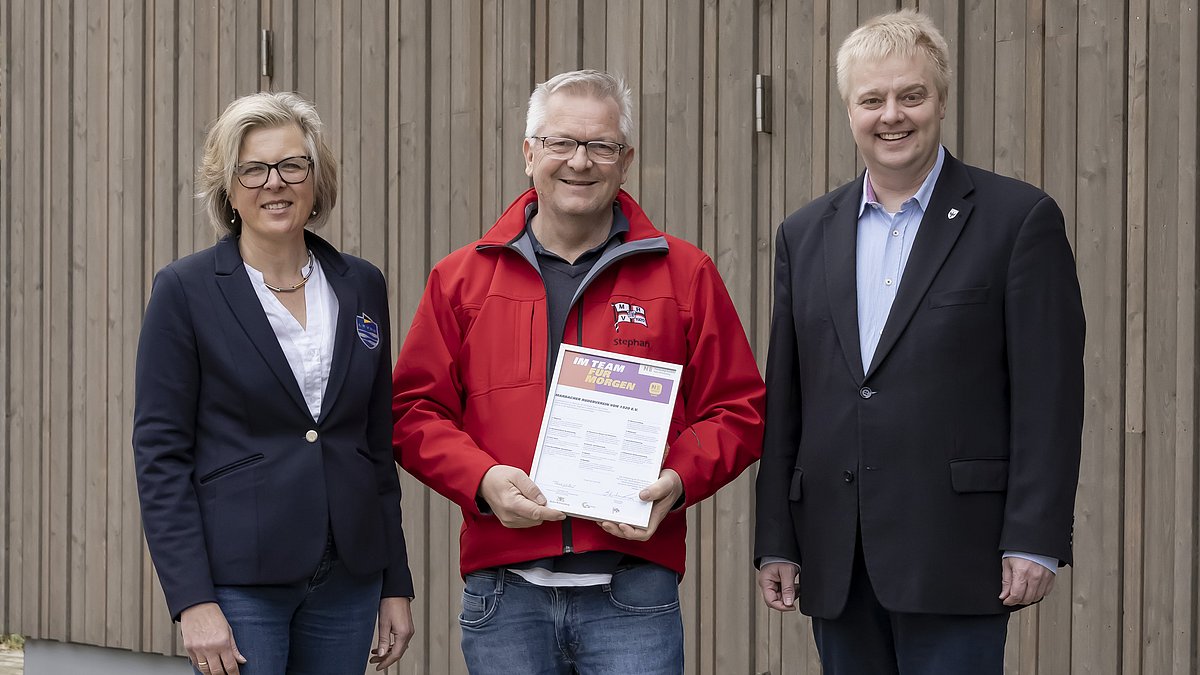 Die Vorsitzende des Landesruderverbands Baden-Württemberg und der Vorsitzende des Deutschen Ruderverbands übergeben die Urkunde an den Marbacher Ruderverein von 1920 e.V.