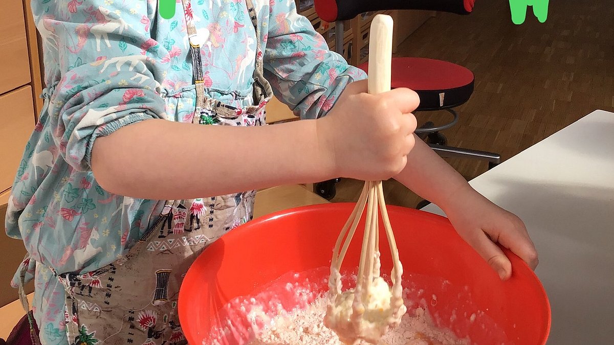 Selbst gemacht, selbst gerührt: Das Kind ist aktiv am Geschehen beteiligt – Partizipation mit allen Sinnen.