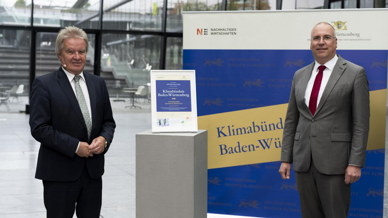 Bildunterschrift: Minister Franz Untersteller MdL und Johannes Bauernfeind von der AOK Baden-Württemberg bei der Übergabe der Beitrittsurkunde