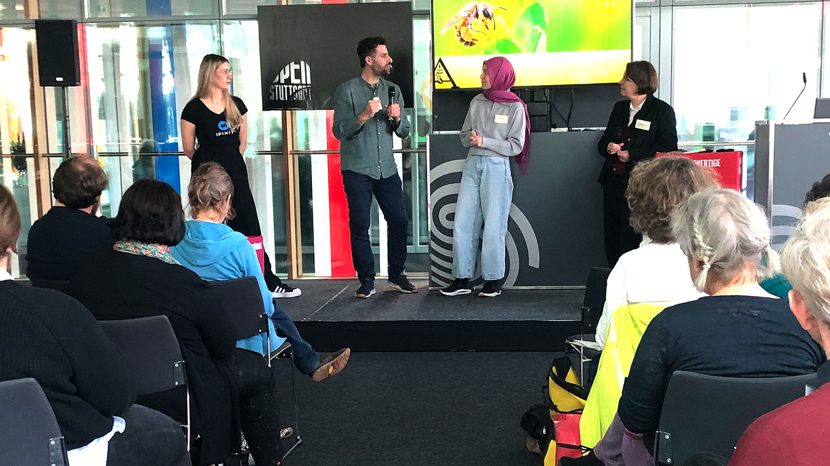 Vier Referentinnen und Referenten sprechen auf einer Podiumsdiskussion.