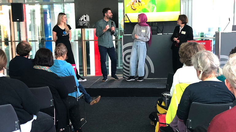 Vier Referentinnen und Referenten sprechen auf einer Podiumsdiskussion.