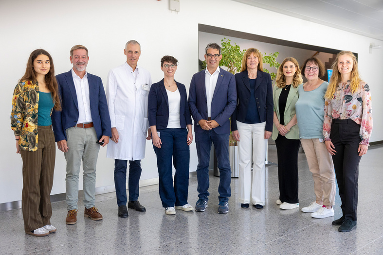 Gruppenbild mit Staatssekretär Andre Baumann und verschiedene Personen der Uniklinik Heidelberg bei seinem Besuch anlässlich der KLIMA.LÄND.TAGE 2025.