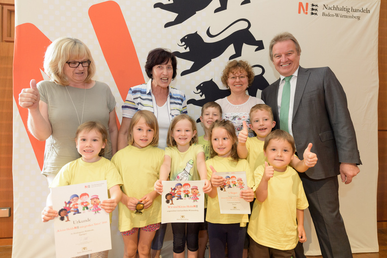 Gruppenbild des erstplatzierten evangelischen Kindergartens Waldstraße in der Kategorie nachhaltig gärtnern