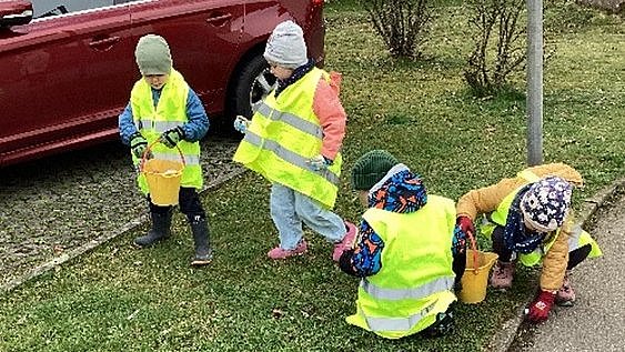Beim Müllspaziergang haben wir jede Menge Müll gefunden und gesammelt.