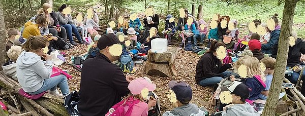 Das gemeinsame Frühstück im Wald schmeckt besonders lecker!