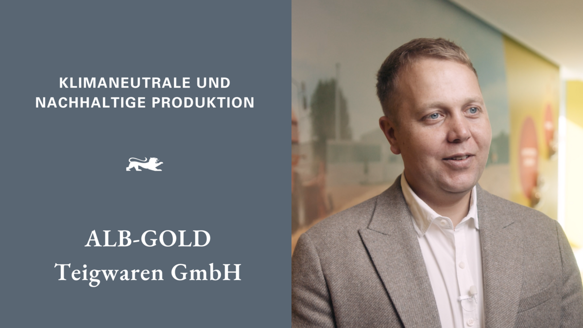 In der linken Bildhälfte dunkelgrauer Hintergrund mit weißer Schrift "Klimaneutrale und nachhaltige Produktion – Alb Gold Teigwaren GmbH". Auf der rechten Seite ein Bild eines Unternehmensvertreters von Alb Gold.