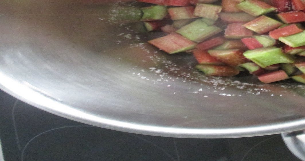 Nach der aufregenden ersten Rhabarberernte haben wir uns direkt an die Arbeit gemacht – und das Ergebnis kann sich sehen (und schmecken!) lassen: Die Kinder haben mit großer Begeisterung geholfen, ein köstliches Rhabarberkompott zuzubereiten! Gemeinsam wurde der geerntete Rhabarber gewaschen, geschnitten und anschließend unter Rühren zu einem duftenden Kompott verarbeitet. Es war wunderbar zu beobachten, wie stolz die Kinder waren, ihr selbst angebautes Gemüse direkt zu einem leckeren Gericht zu verarbeiten. Ein gelungener Abschluss unseres Rhabarber-Abenteuers und der beste Beweis dafür, wie lecker das eigene Gärtnern sein kann!