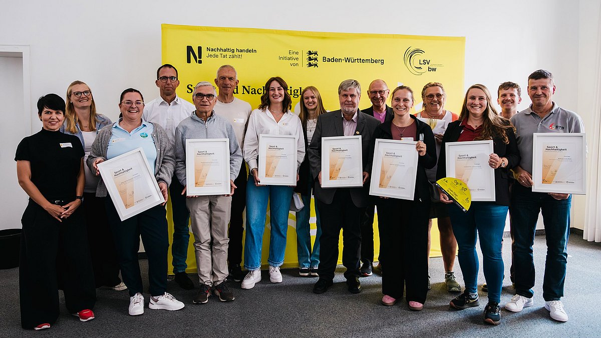 Gruppenbild der Preisträgerinnen und Preisträger des Wettbewerbs „Sport und Nachhaltigkeit 2025“ 