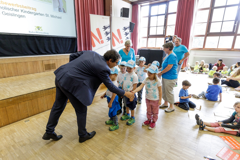 Staatssekretär Dr. Andre Baumann gratuliert den Kindern