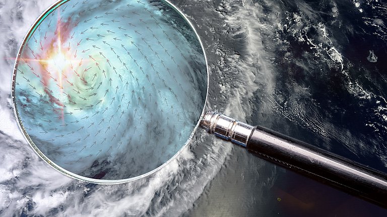 Im Ausschnitt einer großen Lupe ist ein farbiges Wetterströmungsoverlays focussiert. Der gesamte Hintergrund ist das Satelittebild eines großen Wolkenwirbels.