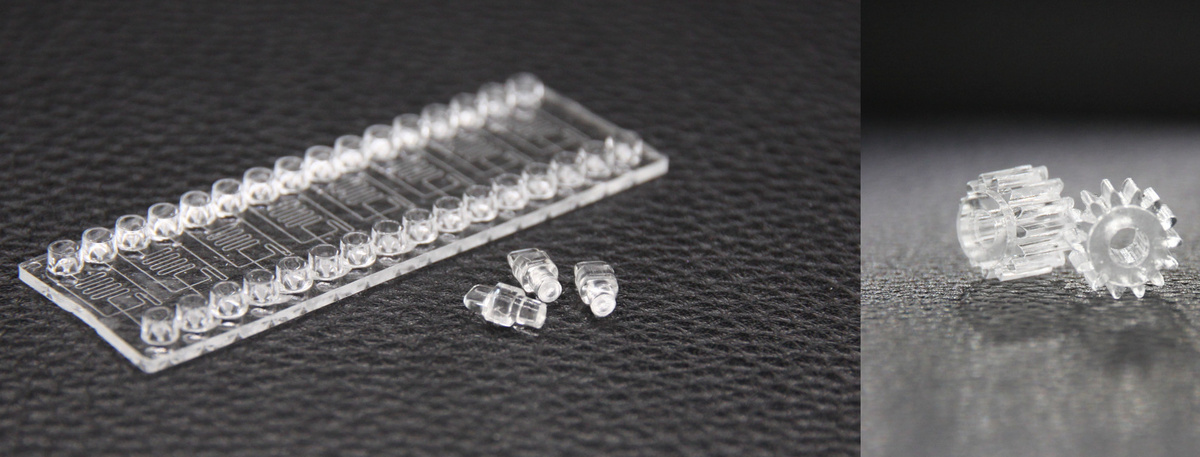 Bildbeschreibung Mikrofluidischer Chip, Zahnräder, Medizintechnikbauteile und Hülsen aus Quarzglas.