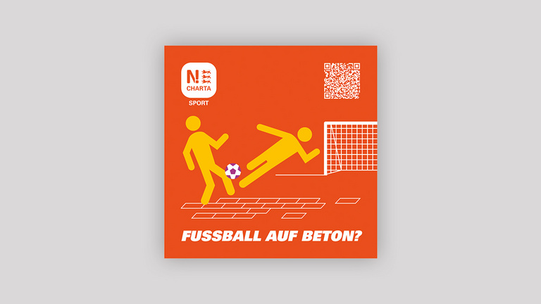 N!-Charta Sport Sticker: Fussball auf Beton? Roter Hintergrund mit zwei grafisch dargestellten Personen, die Fußball auf steinigem Boden spielen. Hinter ihnen ein Teil eines Fußballtores. Darunter die Aufschrift „Fussball auf Beton?“.