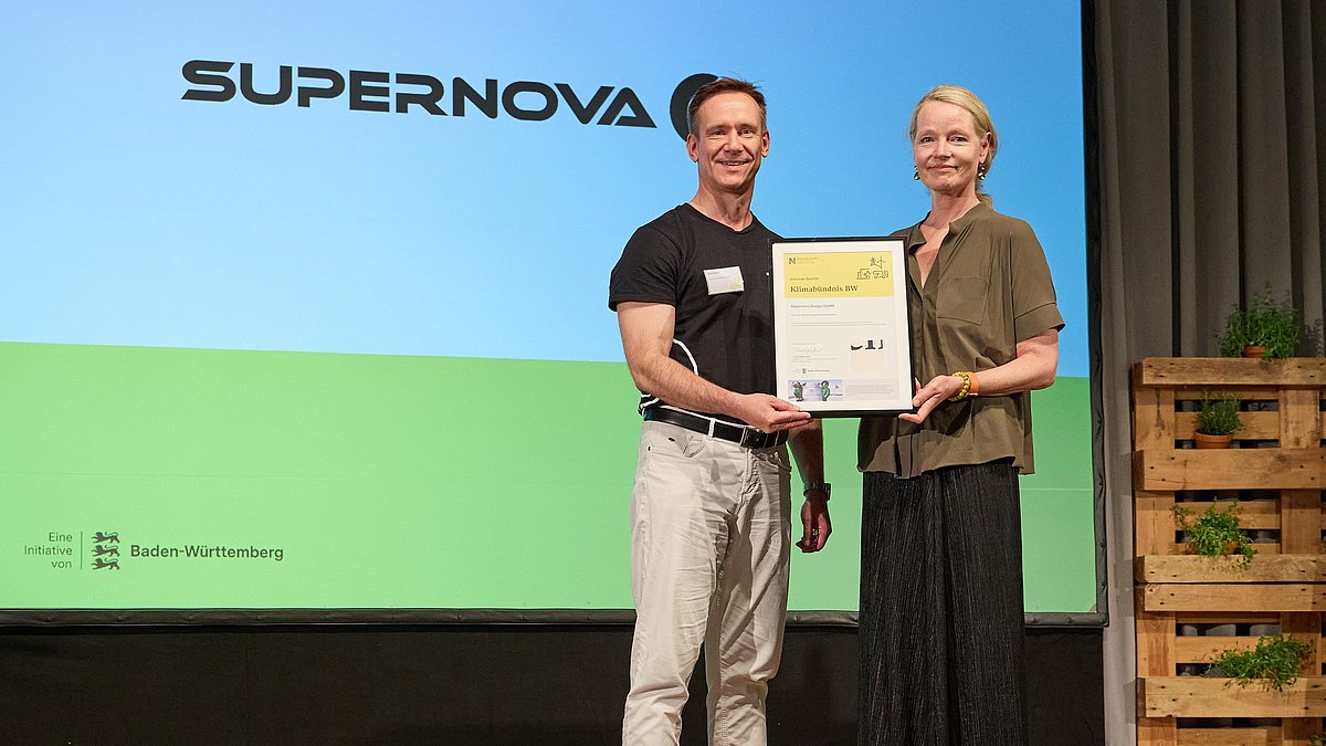 Urkundenübergabe von Umweltministerin Thekla Walker MdL an einen Vertreter von Supernova Design GmbH
