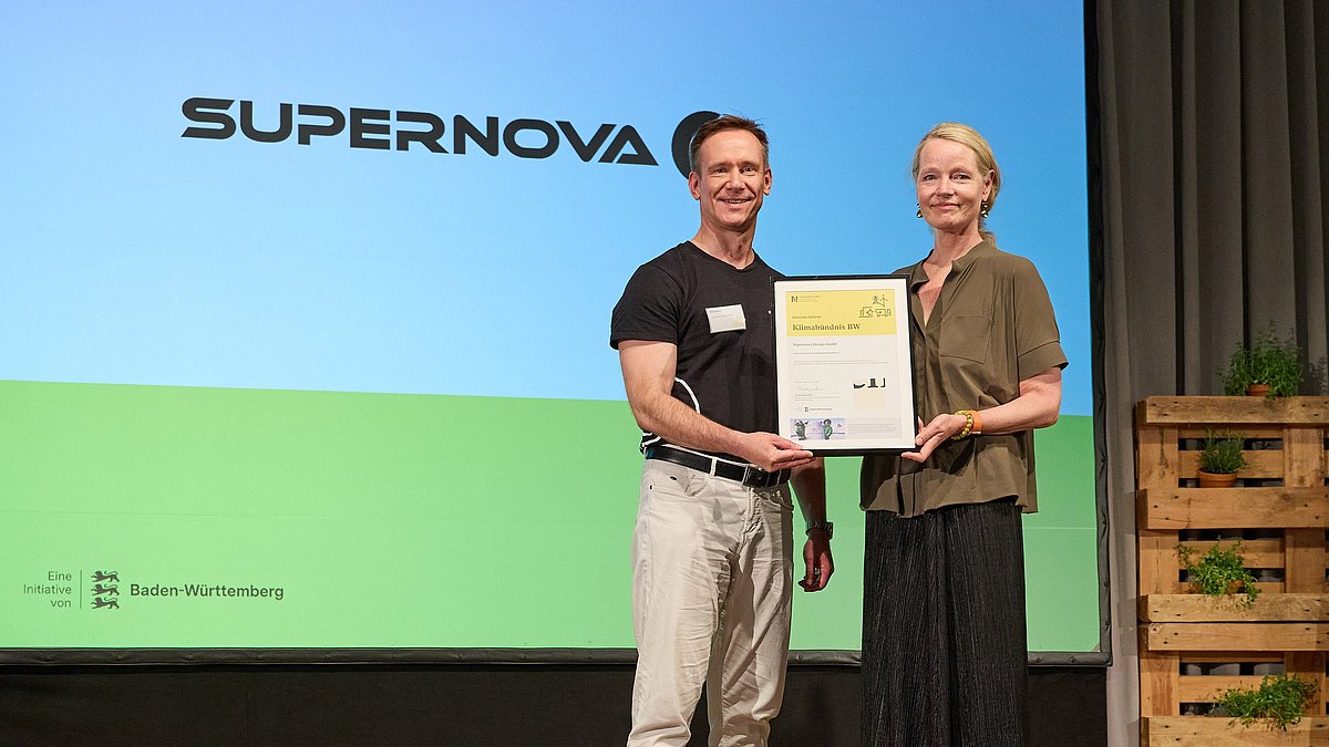 Urkundenübergabe von Umweltministerin Thekla Walker MdL an einen Vertreter von Supernova Design GmbH