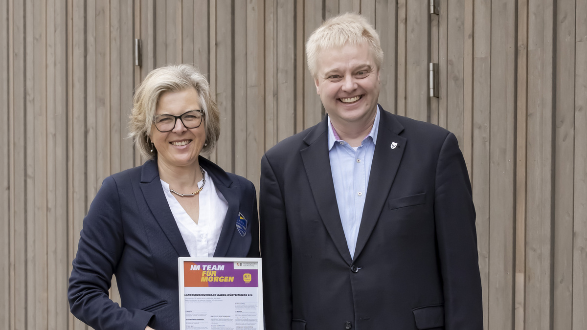 Der Vorsitzende des Deutschen Ruderverbands übergibt die Urkunde an die Vorsitzende des Landesruderverbands Baden-Württemberg.