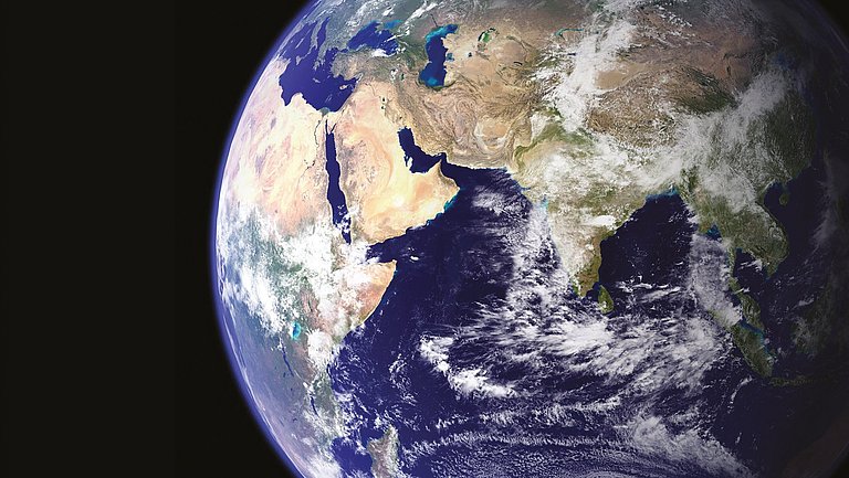 Die linke Hälfte des Bildes ist das schwarze Weltall, recht befindent sich die Weltkugel aus der Sicht aus dem All.