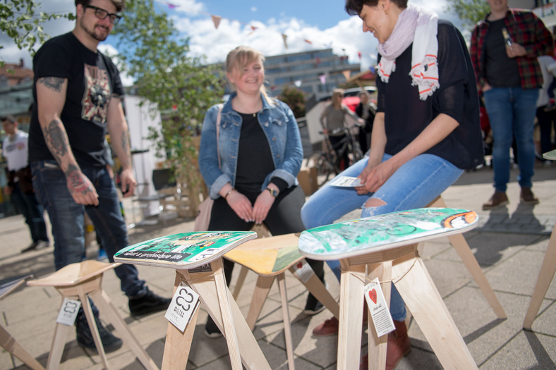 Upcycling von Skateboards zu dreibeinigen Hockern auf dem Übermorgen Markt 