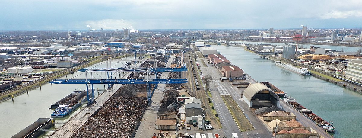 Vogelperspektive auf das Gelände des Umschlags des Rheinhafens Kehl