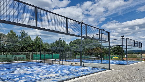 Zwei Padel Plätze des TSG Backnang mit blauem Boden.