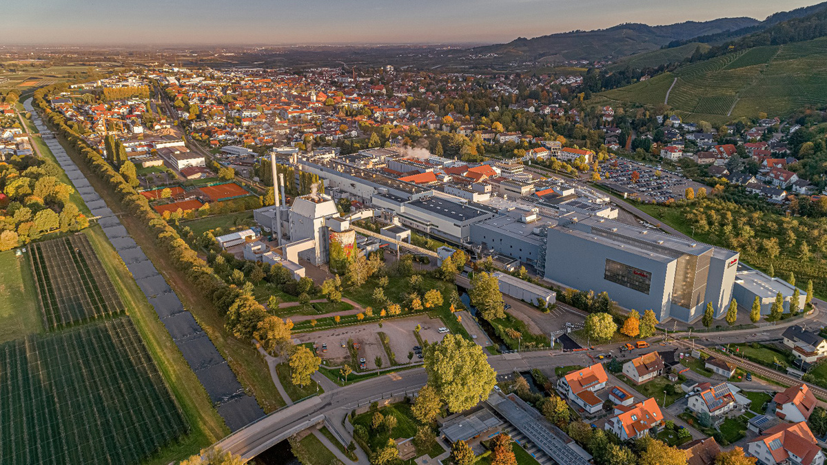 Ein Luftaufnahme des gesamten Firmengeländes der Koehler Paper SE in Oberkirch.