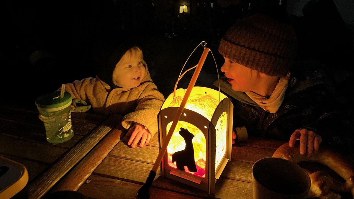 Unsere Wiederverwendbare Laternen: ein Beispiel für basteln mit recyceltem Material & Ressourcenschonung.