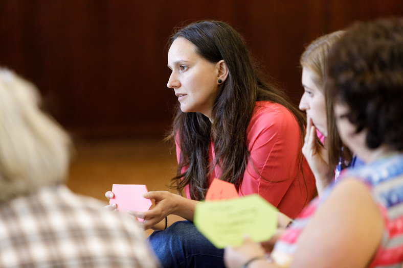 Teilnehmende eines Workshops beim Brainstorming