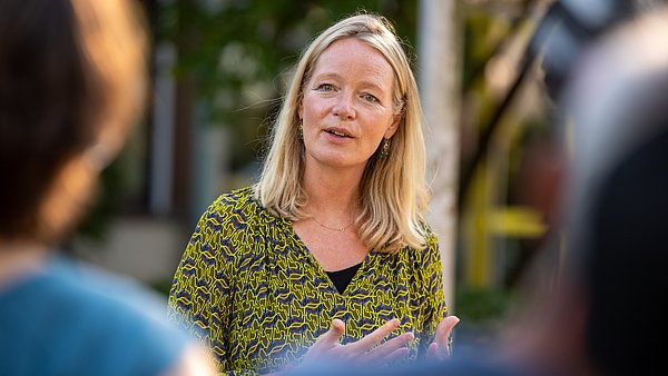 Umweltministerin Thekla Walker während einer Diskussion