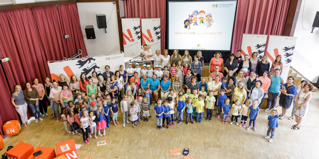 Gruppenfoto von allen Teilnehmenden der Preisverleihung