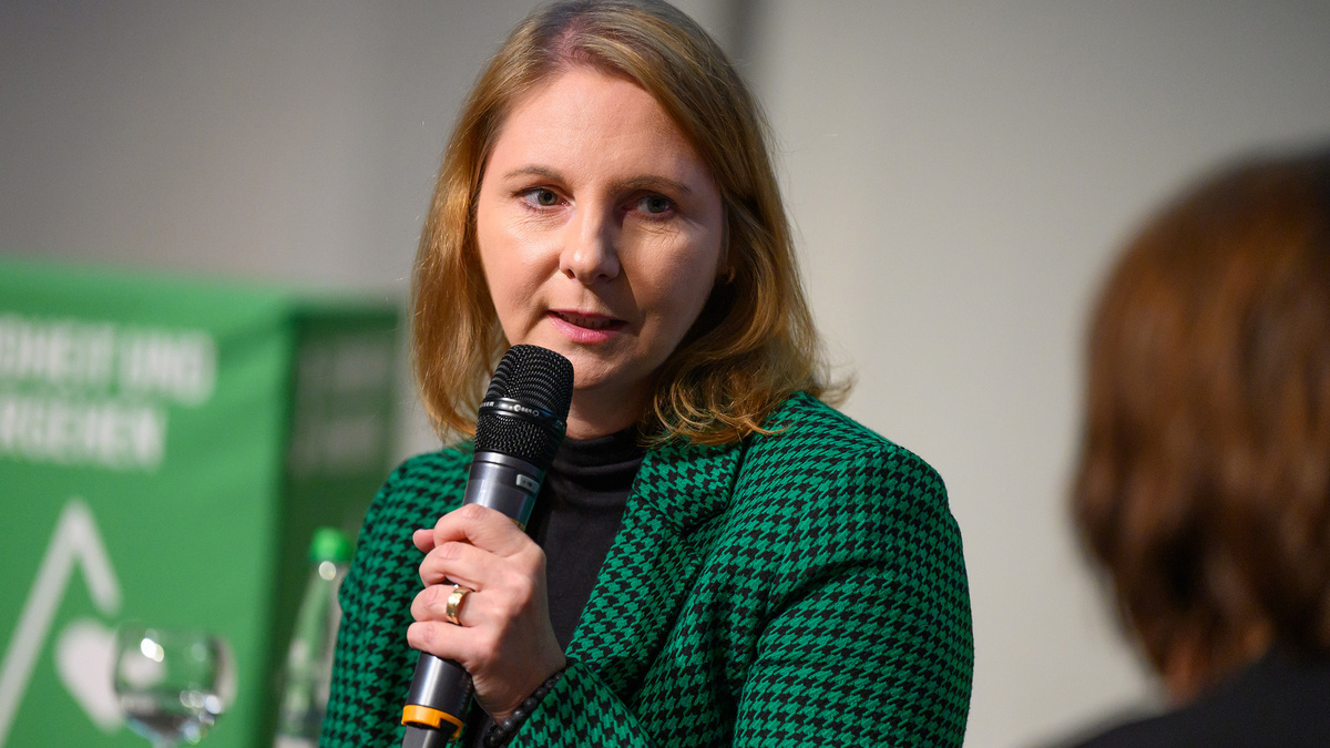 Die Staatssekretärin für Kultur, Jugend und Sport in Baden-Württemberg Sandra Boser beantwortet eine Frage bei der Podiumsdiskussion.