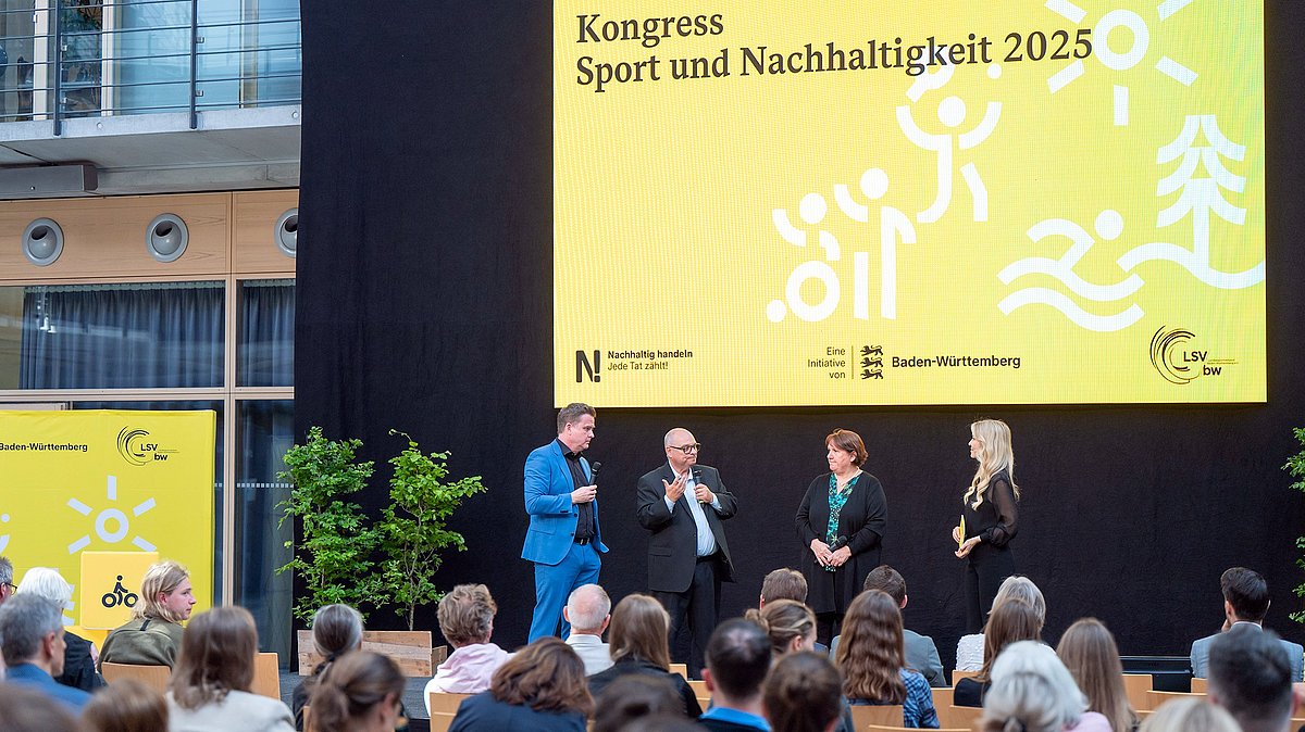 Ein Blick aus dem Plenum heraus auf das Bühnengeschehen beim Kongress Sport und Nachhaltigkeit.