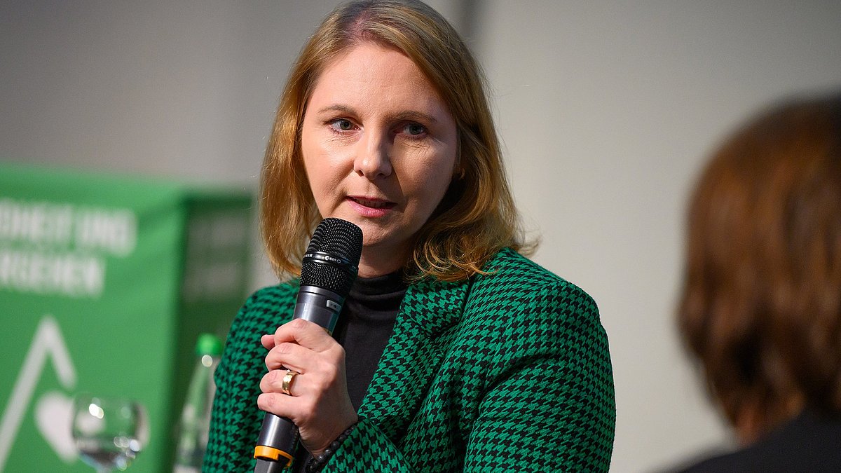 Die Staatssekretärin für Kultur, Jugend und Sport in Baden-Württemberg Sandra Boser beantwortet eine Frage bei der Podiumsdiskussion.