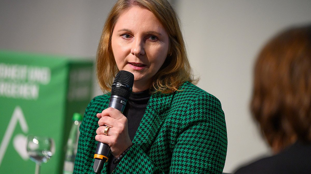 Die Staatssekretärin für Kultur, Jugend und Sport in Baden-Württemberg Sandra Boser beantwortet eine Frage bei der Podiumsdiskussion.
