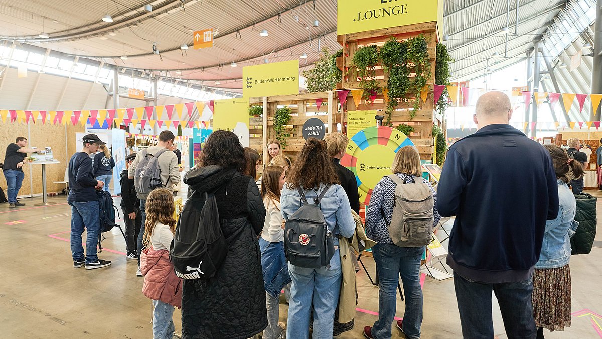 Viele Menschen stehen vor dem Stand der Nachhaltigkeitsstrategie.