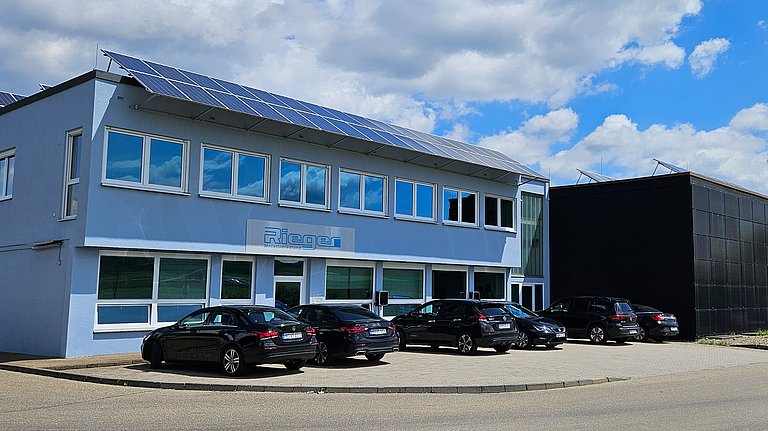 Außenaufnahme des Firmengebäudes der Rieger Metallveredlung GmbH & Co. KG.
