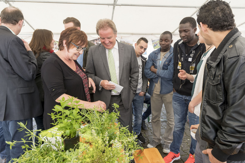 Franz Untersteller umgeben von dem Freundeskreis Flüchtlinge Leutenbach und Winnenden