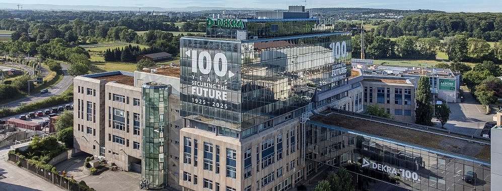 Hauptverwaltungsgebäude in Stuttgart, das über das geplante Nahwärmenetz nachhaltig und energieeffizient beheizt werden wird. Das Foto symbolisiert den Anwendungsort und die Wirkung der Maßnahme.