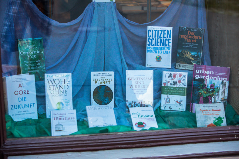 Nachhaltigkeitstage 2014 Ein Schaufenster mit Büchern.
