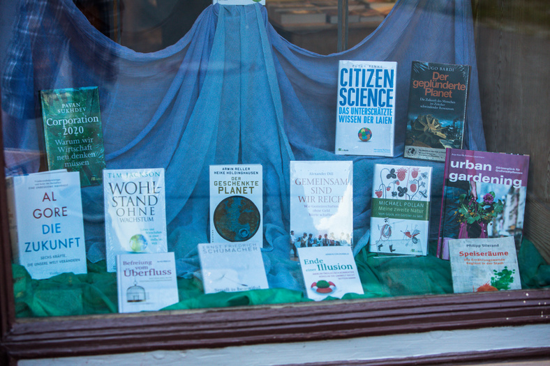 Ein Schaufenster mit Büchern.